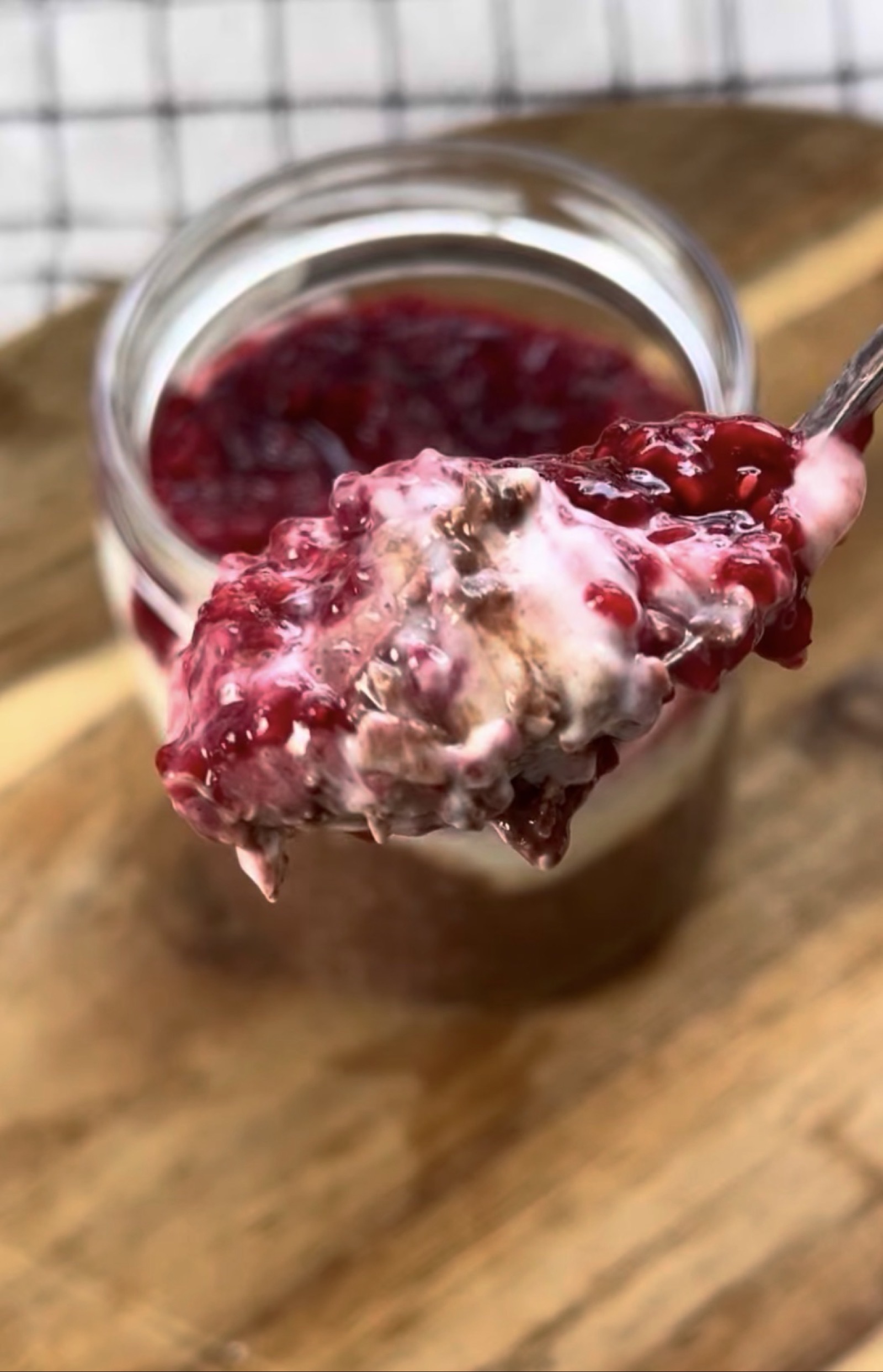 Berry overnight oats